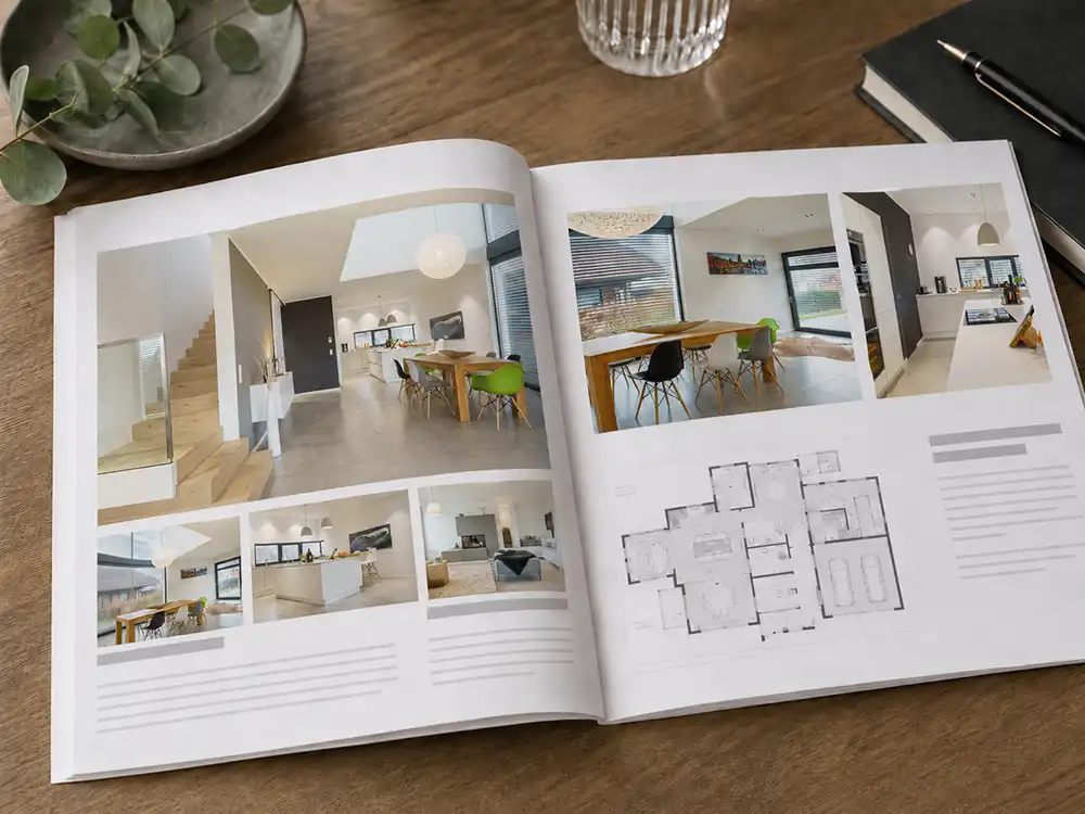 Innenseite einer Immobilien-Expos&eacute;-Brosch&uuml;re mit Raumfotos und Grundriss