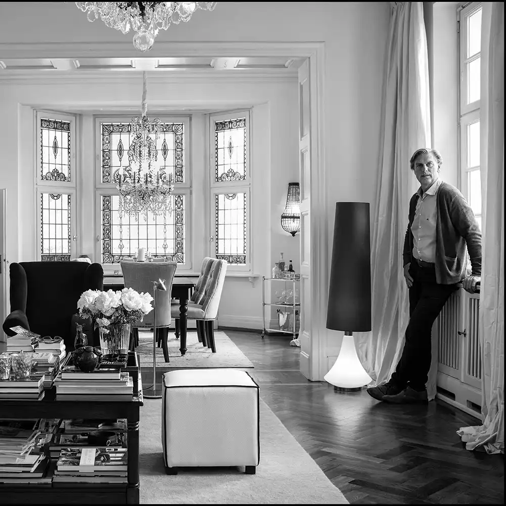 Dr. Dirk Mackscheidt in historischem Interieur bei der Beratung zu Herrenhaus und historischer Immobilie