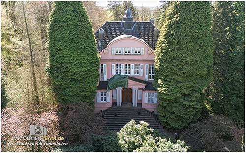 romantische herrschaftliche Villa mit See in Alleinlage am rechten Niederrhein zu verkaufen