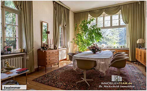 romantische herrschaftliche Villa mit See in Alleinlage am rechten Niederrhein zu verkaufen