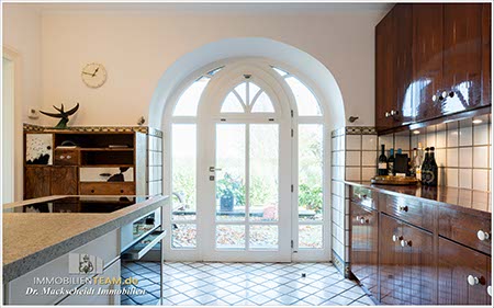 Haus in direkter Lage am Rhein 