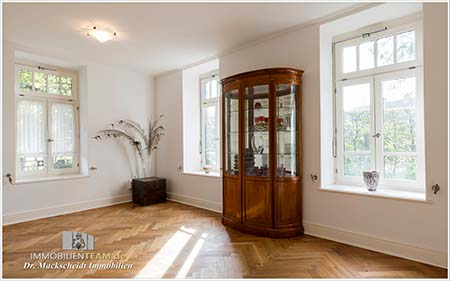 Haus in direkter Lage am Rhein 