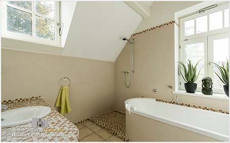 Haus in direkter Lage am Rhein 