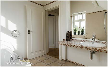 Haus in direkter Lage am Rhein 