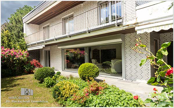 Gartenseite mit Balkon über die Hausbreite