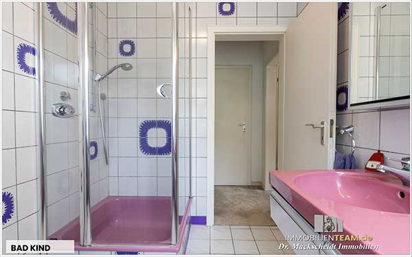 Wohnraum oder Schlafzimmer mit Balkonzugang
