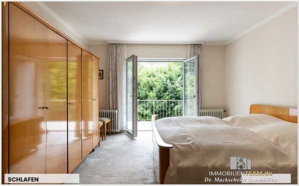 Elternschlafzimmer mit angrenzendem Bad